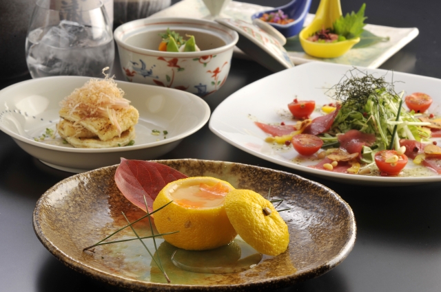 先付、お椀物、造り、焼物、煮物、揚物、食事、水物／全8品程度